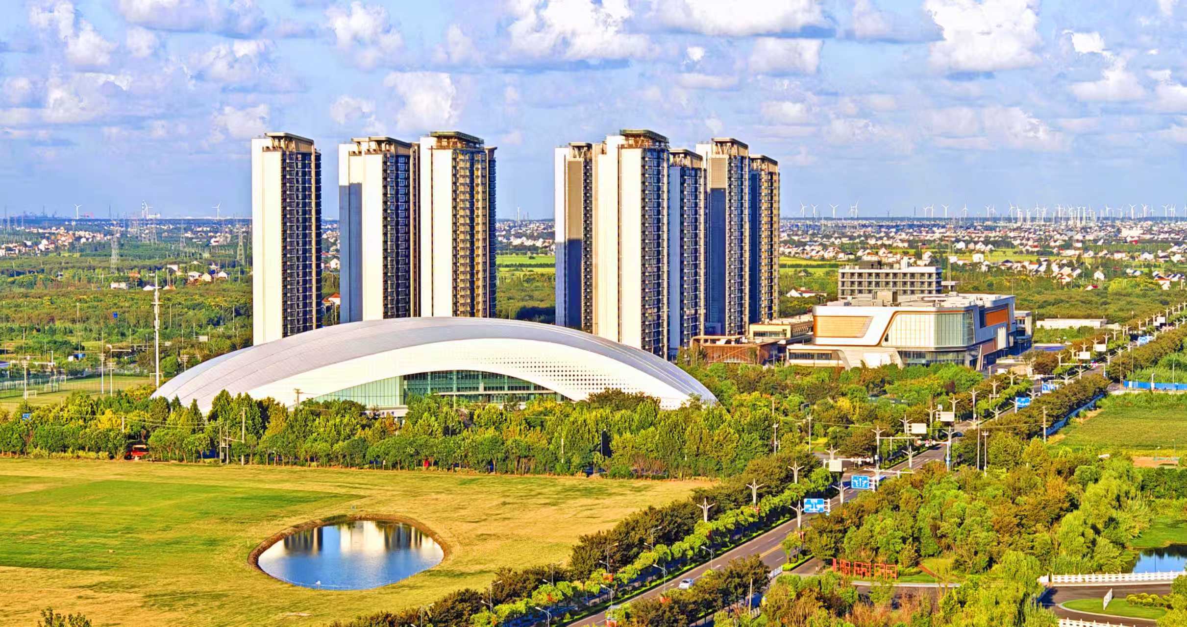 10月17日 星期五 （一版） 近日，在掘苴河?xùn)|岸看到，金地至尚片區(qū)的文峰薈商廈和住宅樓完成外裝，施工人員正在室內(nèi)進(jìn)行初步裝飾分項(xiàng)作業(yè)。通訊員 李獻(xiàn)誠 攝.jpg