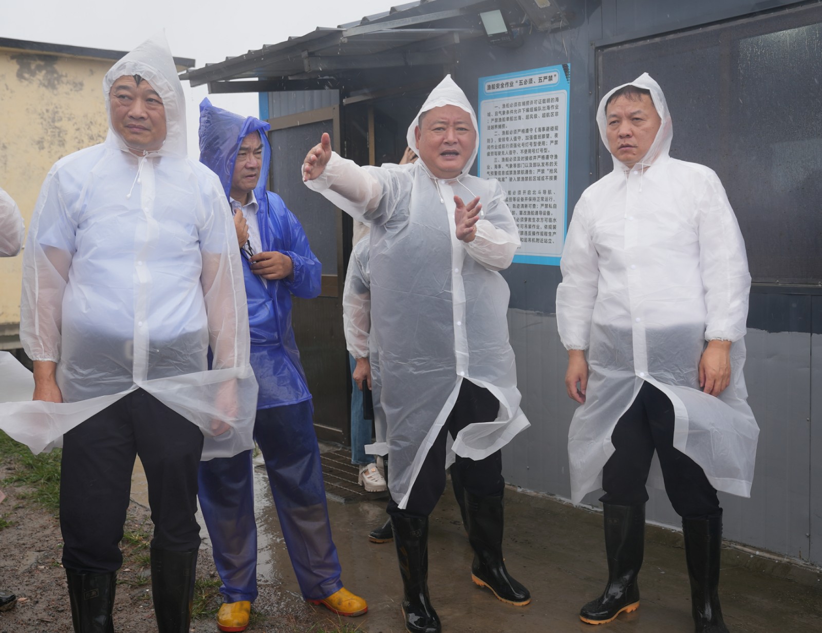 7月31日 星期四 （一版） 楊萬平調(diào)研防汛防臺工作，楊萬平調(diào)研外農(nóng)區(qū)萬畝海參園西排水閘。全媒體記者 王洪 攝.jpg