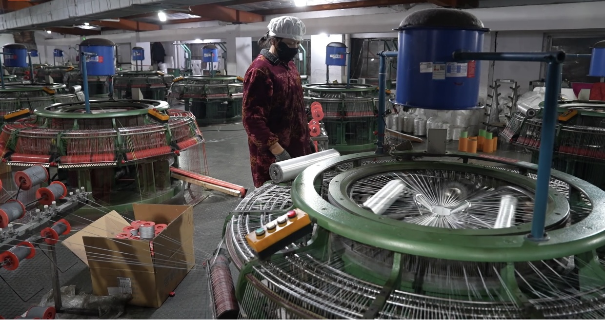 3月16日 星期日 （一版） 落戶(hù)于大豫鎮(zhèn)的江蘇省南通龍濤水帶集團(tuán)有限公司專(zhuān)注于消防水帶、農(nóng)用水帶等產(chǎn)品的研發(fā)與生產(chǎn)。作為公安部消防產(chǎn)品合格評(píng)定中心定點(diǎn)生產(chǎn)廠家及消防水帶國(guó)家標(biāo)準(zhǔn)制定單位，公司產(chǎn)品規(guī)格多、品質(zhì)卓越，今年投入300多萬(wàn)元購(gòu)置新設(shè)備，日產(chǎn)能可達(dá)10萬(wàn)米，預(yù)計(jì)年應(yīng)稅銷(xiāo)售約6000萬(wàn)元。全媒體記者 周穎石 攝.jpg