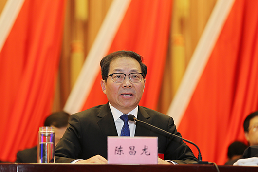 1月23日 星期三 （一版） 如東縣第十七屆人民代表大會(huì)第三次會(huì)議開(kāi)幕，陳昌龍主持大會(huì)。全媒體記者 陸和煦 攝.JPG