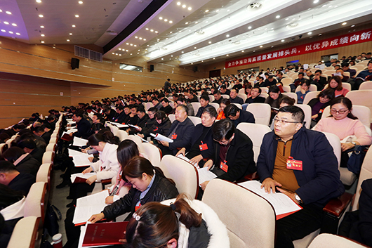 1月23日 星期三 （二版） 代表委員聽取政府工作報告。全媒體記者 陸和煦 攝.jpg