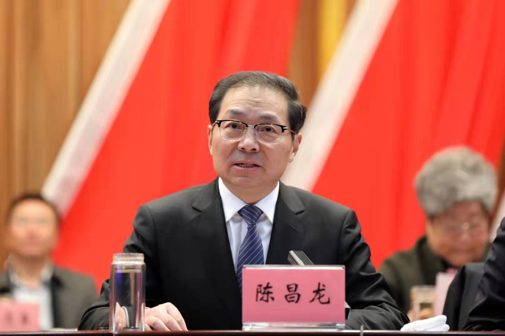 1月17日 星期五 （一版） 如東縣第十七屆人民代表大會(huì)第四次會(huì)議開幕，陳昌龍主持大會(huì).jpg